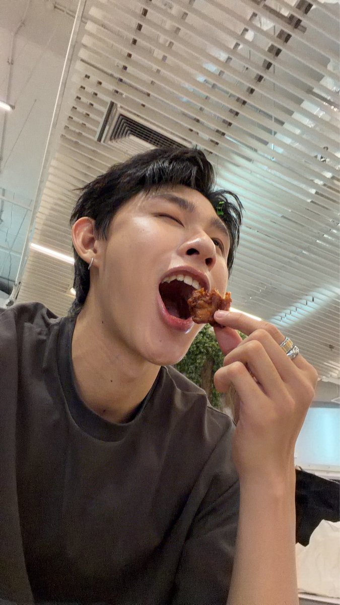 llafolk_ tweet media