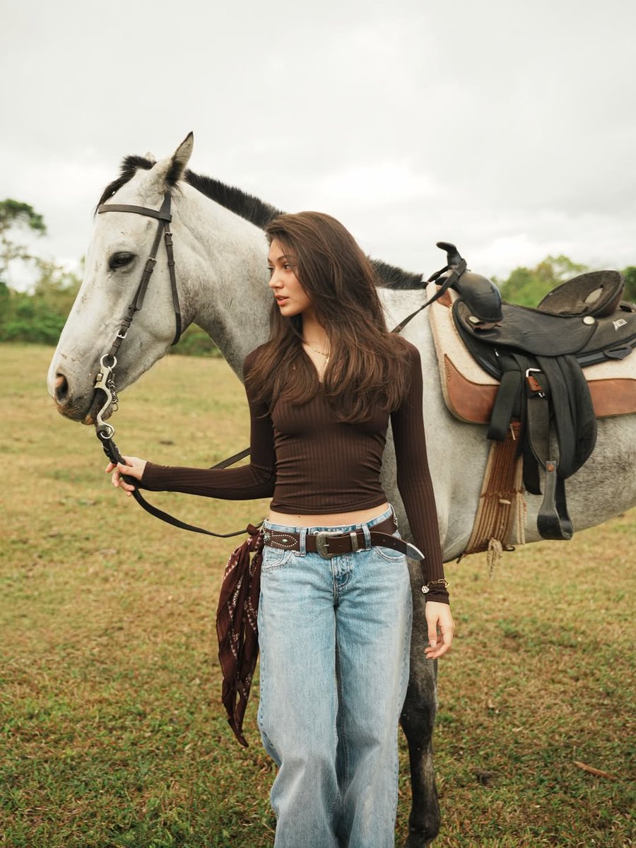 gmanetwork's tweet photo. CHARLIE FLEMING'S DUALITY! 😍🌸

She can ride a horse and still look absolutely chic and divine!

#CharlieFleming is not afraid to seek new adventures.

📸: Charlie Fleming / Instagram

#NationalWomensMonth https://t.co/L36eH7QEbq