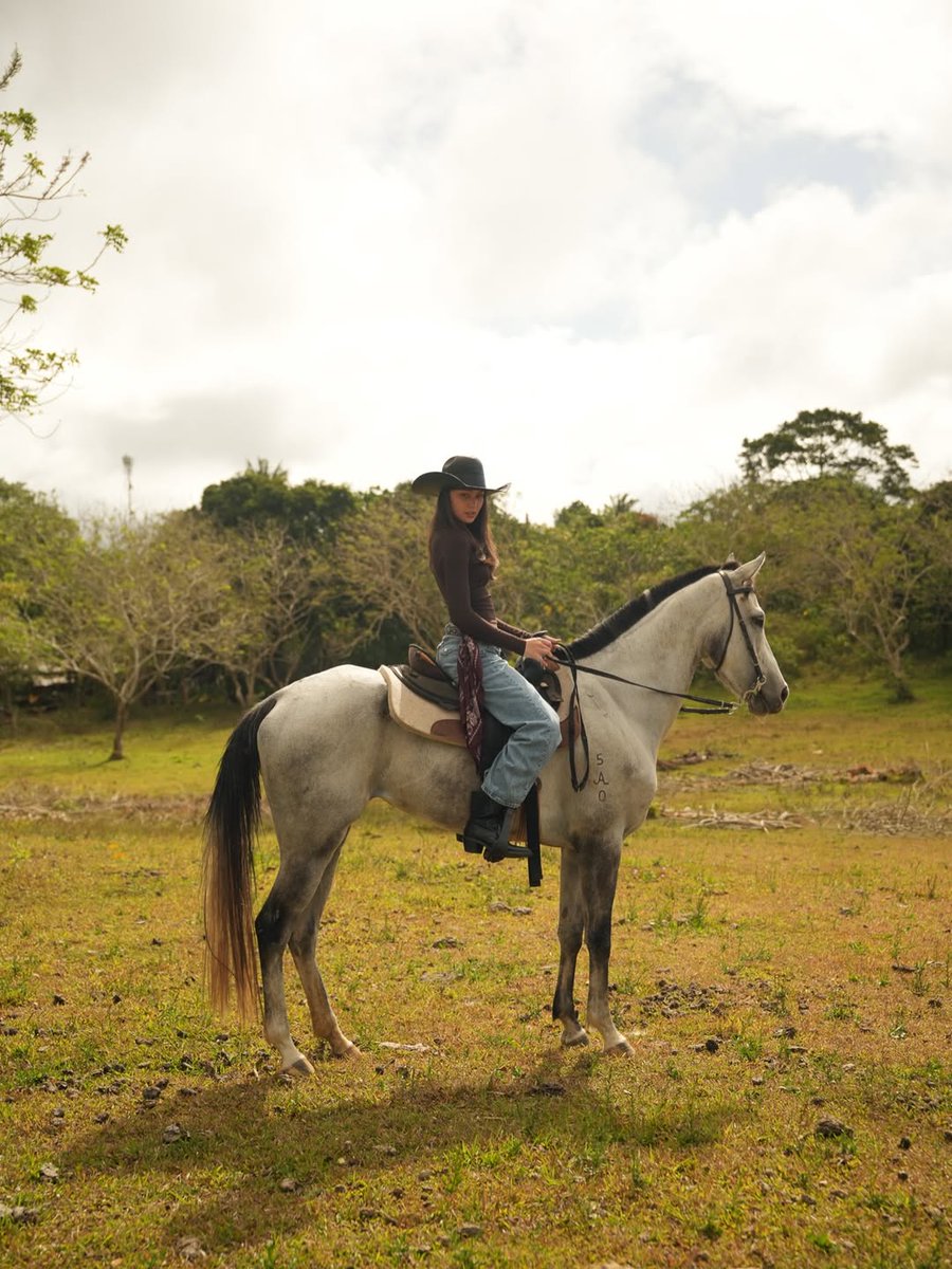 gmanetwork's tweet photo. CHARLIE FLEMING'S DUALITY! 😍🌸

She can ride a horse and still look absolutely chic and divine!

#CharlieFleming is not afraid to seek new adventures.

📸: Charlie Fleming / Instagram

#NationalWomensMonth https://t.co/L36eH7QEbq