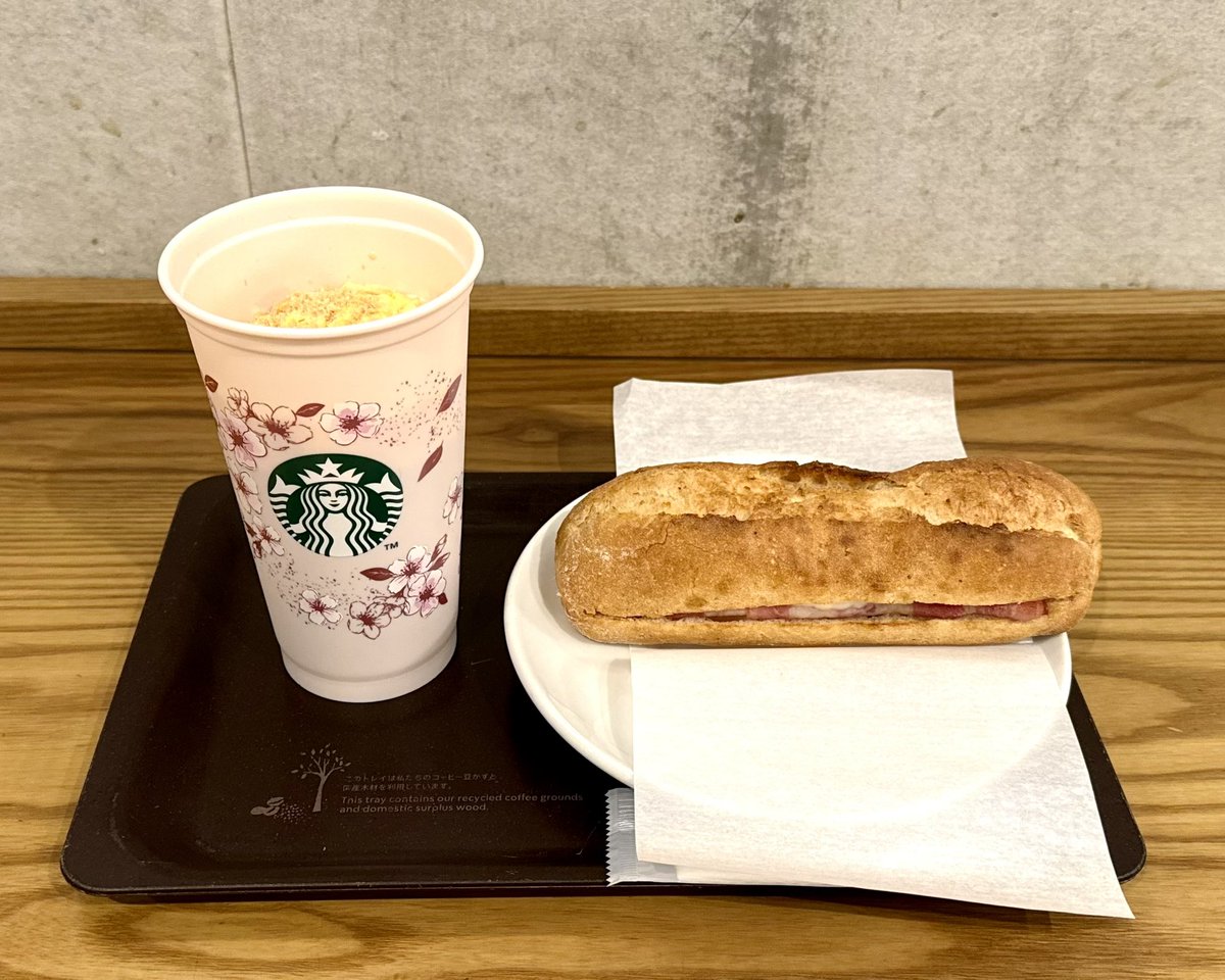 emu_031927's tweet photo. こんにちは☁️
本日のランチはハム&マリボーチーズ石窯フィローネを頂きました🥖🥓🧀
#シュークリームラテ☕️🟡
個人的にフラペチーノより香りが強く感じて楽しめる✨️
甘いだけじゃなくてエスプレッソのビターがいい仕事してる☕️✨️
フードでも #BonusStar 稼げるの強い😁
#スタバ #スタバ新作 https://t.co/FuV1n97lCo