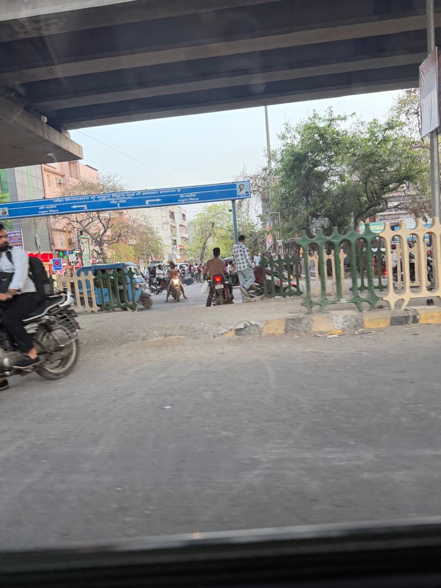bisht_girdhar's tweet photo. यह तस्वीर दिल्ली के एक अवैध कट (illegal cut) की है, जहाँ से वाहन गलत दिशा में आकर ट्रैफिक को बाधित कर रहे हैं और दुर्घटना का खतरा बढ़ा रहे हैं। 
TI खजुरी सर्किल से निवेदन है कि जब तक ये कट परमानेंट बंद नहीं हो जाता, तब तक पुलिस बैरिकेडिंग लगाकर टेम्परोरी व्यवस्था करने का कष्ट करें ताकि किसी प्रकार की दुर्घटना होने से बचाव हो।
@dtptraffic @DCPTrafficER @CPDelhi @TIKhajurikhas @OfficialDMRC DMRC के JE, AE, EE की आँखों में तो मोतियाबिंद हो रखा है, शायद ? 
Location :- Brijpuri-Yamuna Vihar, Wazirabad Road