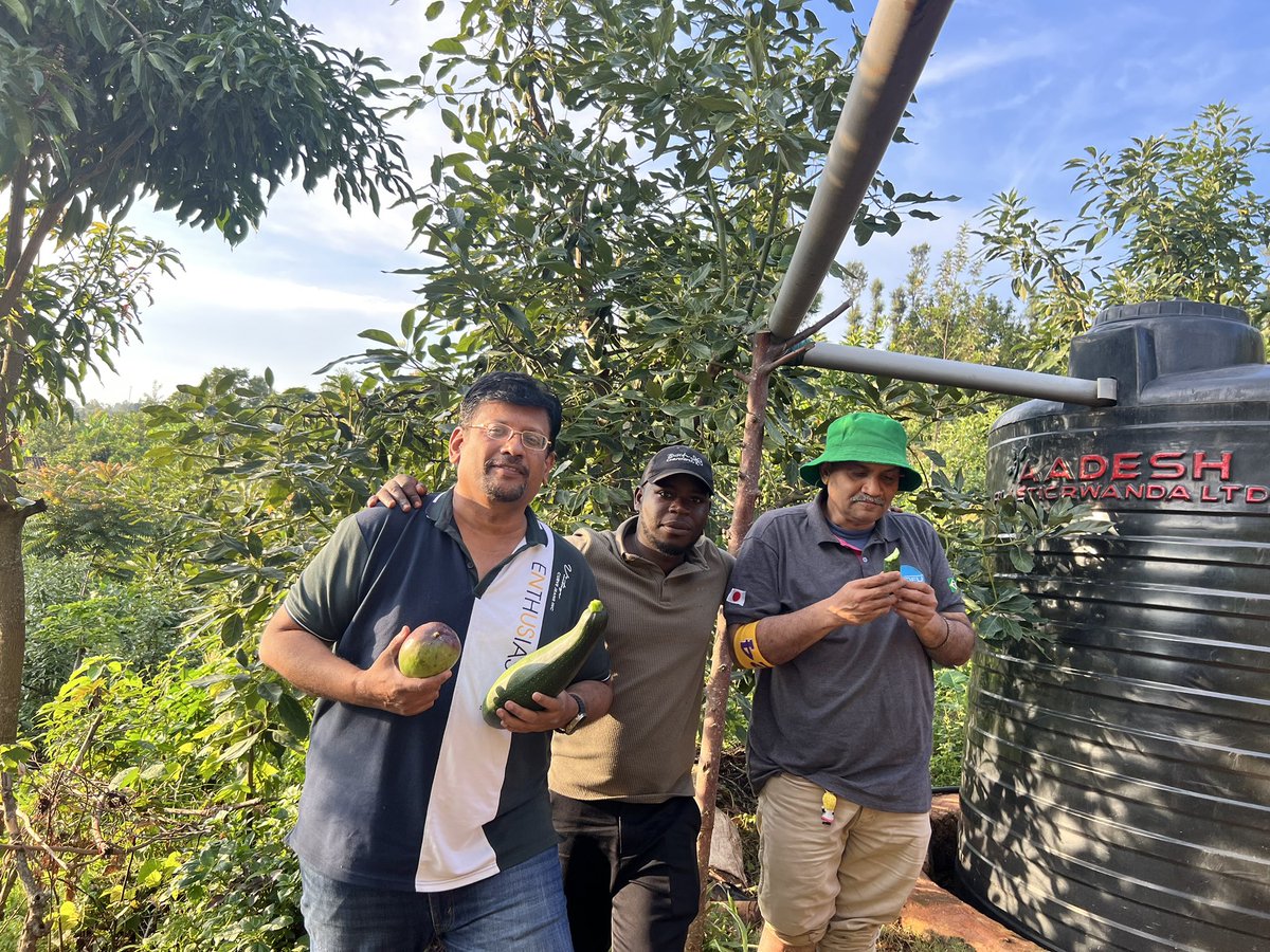 LeonardIYAMURE1's tweet image. We were honored to host this beautiful group to our regeneration hub! Where exchane is at center: #nature culture,#practices, #tasty #food , #0pollution