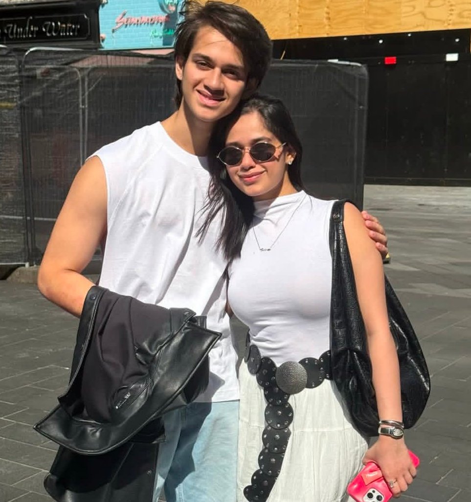 एक्ट्रेस और इंफ्लुएंसर जन्नत जुबैर के साथ बड़ी घटना 🚨
रिपोर्ट्स के मुताबिक, जन्नत जुबैर और उनके भाई अयान के साथ पनवेल हाइवे पर दिनदहाड़े मारपीट की गई।
बताया जा रहा है कि कुछ लोगों ने उनका पीछा भी किया।
हालांकि राहत की बात ये है कि जन्नत और उनके भाई दोनों सुरक्षित हैं 🙏
पुलिस