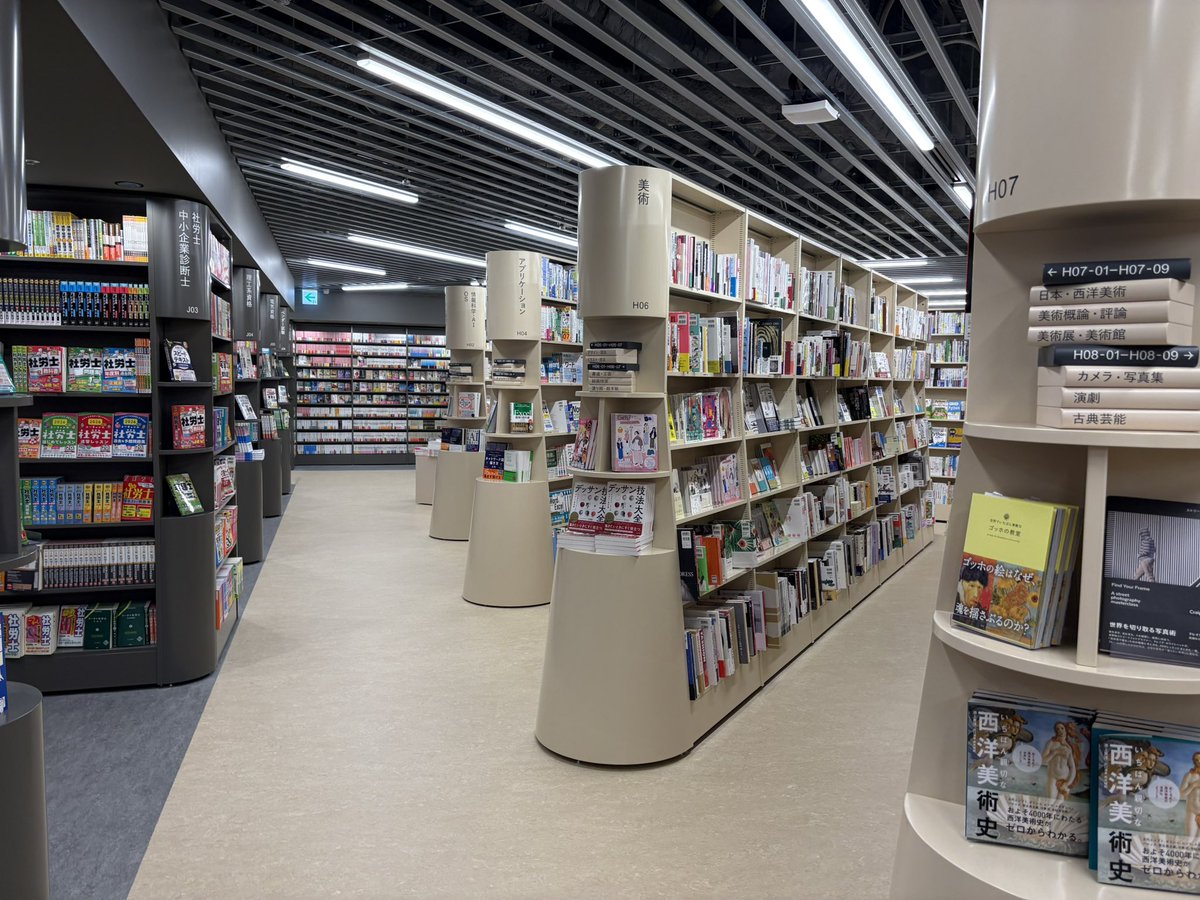 cocoful_'s tweet photo. 本日は19日にリニューアルオープンする三省堂書店神保町本店にお邪魔しています。
没入感のある本棚で、見つける、発見する楽しみのある書店です。

#三省堂　#三省堂書店 https://t.co/w5paetk0KF