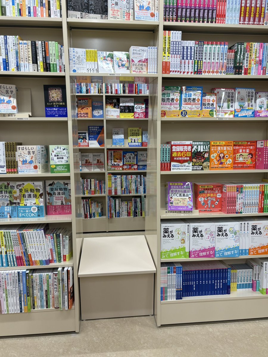 cocoful_'s tweet photo. 本日は19日にリニューアルオープンする三省堂書店神保町本店にお邪魔しています。
没入感のある本棚で、見つける、発見する楽しみのある書店です。

#三省堂　#三省堂書店 https://t.co/w5paetk0KF