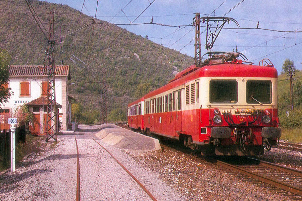 CheminsdeFerTC's tweet photo. Une automotrice =>#Z7100 et sa remorque "descendent" la =>#lignedesCausses et viennent de marquer l'arrêt en 06-89 à =>#Montpaon (12), gare non loin du bourg de =>#Fondamente.
📷B. Gournay, source : le FB https://t.co/Ey5todVHO1 https://t.co/VAqogYelN4