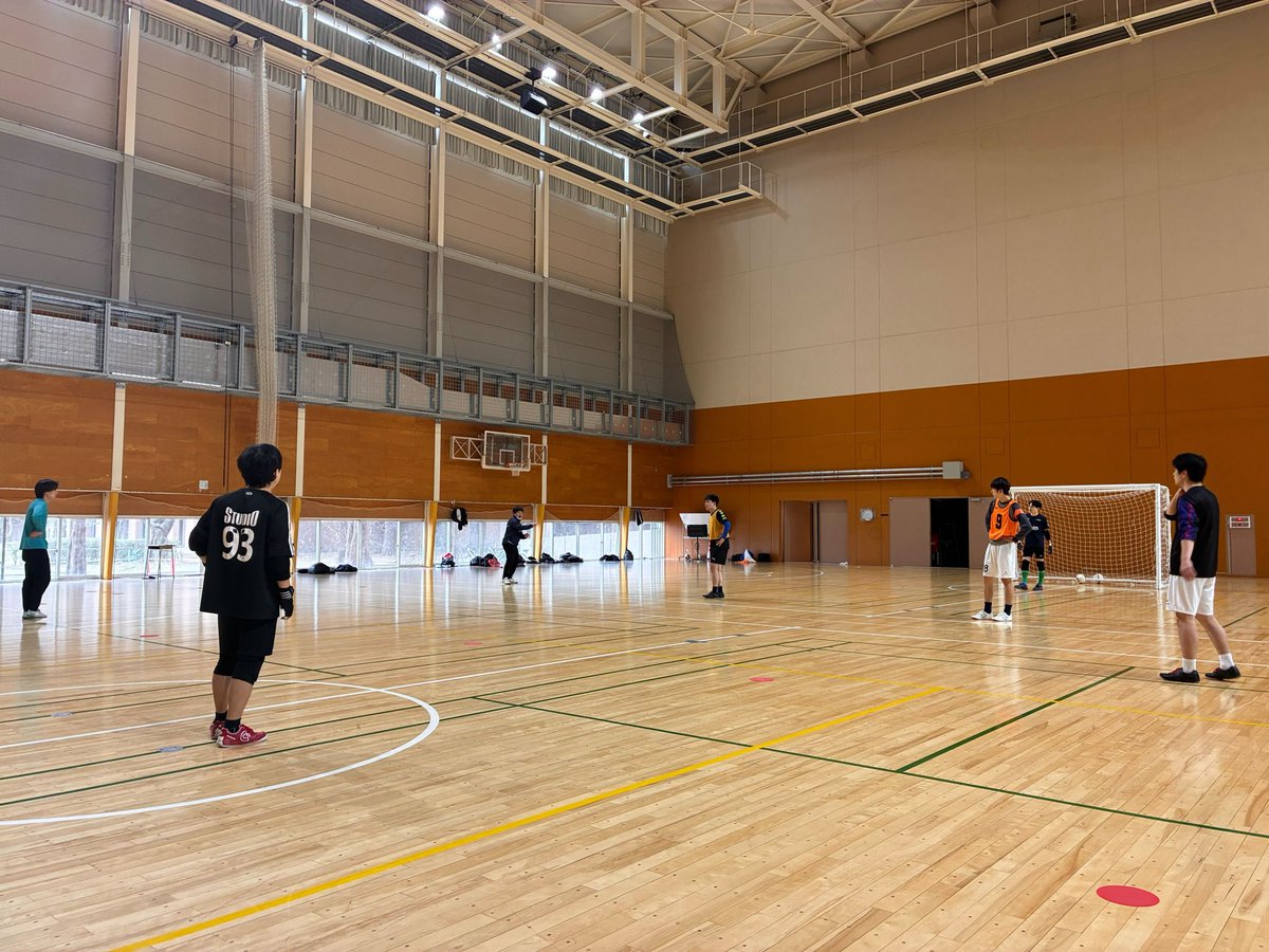 【活動報告】
🗓️3/17 Tue

今日はドリブルなどの個人技の練習にあわせて相手の状況をよく見て剥がしてボールを受ける練習にも励みました🙌新ジャージも届き、短時間で強度高く取り組むことができました。

#東京外国語大学 
#tufsal 
#東京外国語大学フットサル部
#春から東京外大