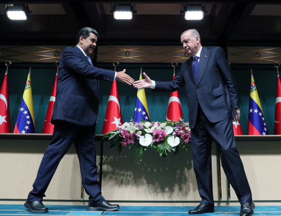 VENEZUELA ALTINI KARŞILIĞI "TÜRK SPAGETTİSİ": EL PAÍS YAZDI! 🇻🇪🇹🇷

İspanyol El Pais gazetesi, Maduro döneminde Venezuela'nın altın rezervlerinin 366 tondan 53 tona düşüş hikayesini ve Türkiye'nin merkezinde olduğu "altın-gıda" ticaretini deşifre eden kapsamlı bir dosya yayımladı.
