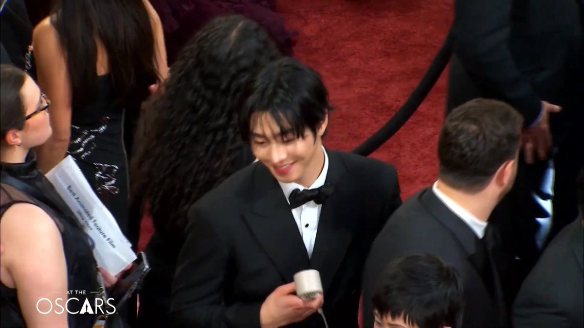 사실 이건 크롭없이 풀 사이즈 원본으로 보는게 진짜진짜 미친 거 같음... 사람으로 가득 찬 공간에서 나만 빤히 바라보면서 밝게 웃어주는 미남.. 어떻게 안반하죠 바로 안효섭 사랑하는거지