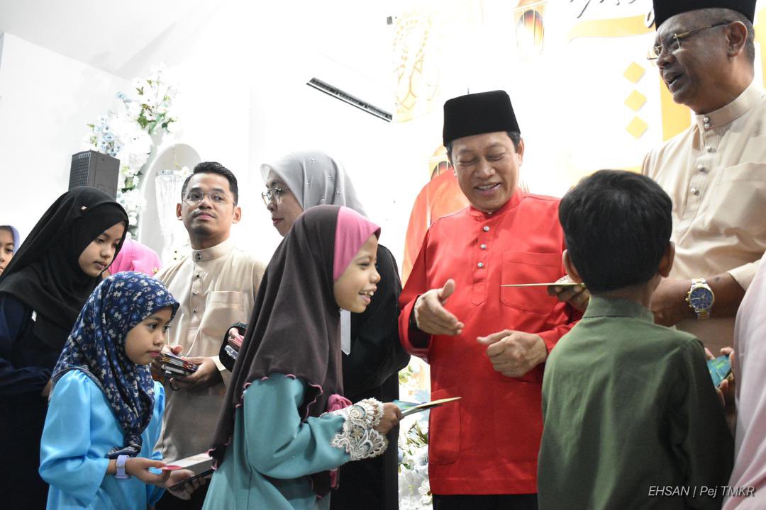 ahmadmaslan's tweet photo. #Pantun #Raya di #Kapar
Elok bersukan, setiap hari,
Badan sihat, diri yang untung,
Ayuh meriahkan, #Aidilfitri,
Pandu selamat, balik ke kampung.
Saya berpesan kpd rakan2 di Kapar agar terus berusaha membantu sejahterakan #rakyat. Jasa bakti & aktiviti perlu dibuat berterusan. https://t.co/lqwA0rWS1H