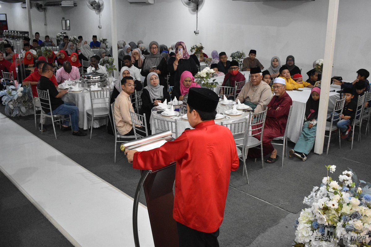 ahmadmaslan's tweet photo. #Pantun #Raya di #Kapar
Elok bersukan, setiap hari,
Badan sihat, diri yang untung,
Ayuh meriahkan, #Aidilfitri,
Pandu selamat, balik ke kampung.
Saya berpesan kpd rakan2 di Kapar agar terus berusaha membantu sejahterakan #rakyat. Jasa bakti & aktiviti perlu dibuat berterusan. https://t.co/lqwA0rWS1H