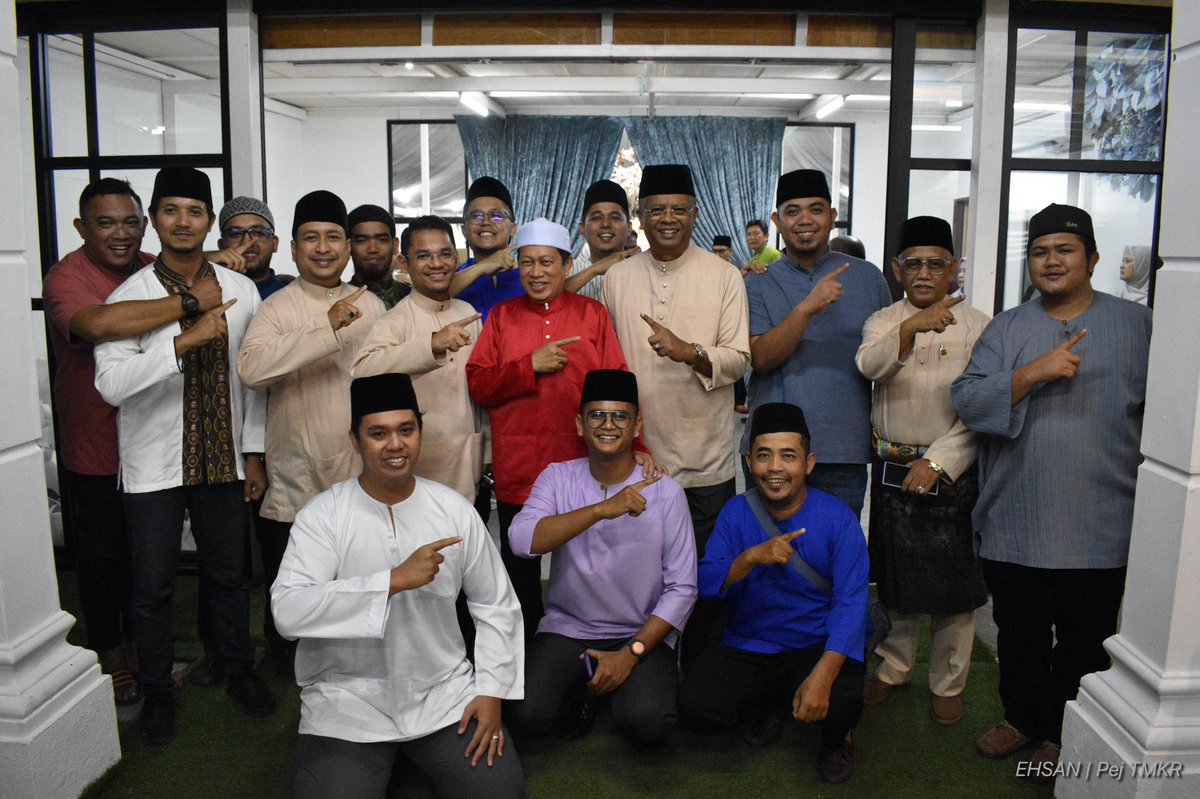 ahmadmaslan's tweet photo. #Pantun #Raya di #Kapar
Elok bersukan, setiap hari,
Badan sihat, diri yang untung,
Ayuh meriahkan, #Aidilfitri,
Pandu selamat, balik ke kampung.
Saya berpesan kpd rakan2 di Kapar agar terus berusaha membantu sejahterakan #rakyat. Jasa bakti & aktiviti perlu dibuat berterusan. https://t.co/lqwA0rWS1H