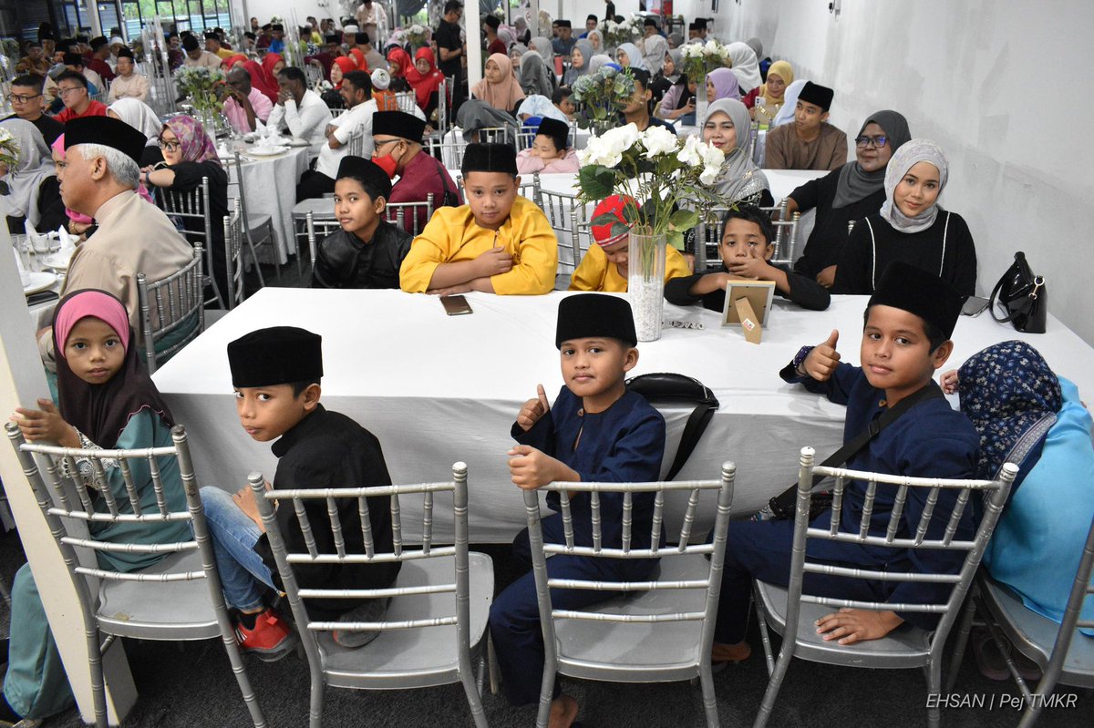 ahmadmaslan's tweet photo. #Pantun #Raya di #Kapar
Elok bersukan, setiap hari,
Badan sihat, diri yang untung,
Ayuh meriahkan, #Aidilfitri,
Pandu selamat, balik ke kampung.
Saya berpesan kpd rakan2 di Kapar agar terus berusaha membantu sejahterakan #rakyat. Jasa bakti & aktiviti perlu dibuat berterusan. https://t.co/lqwA0rWS1H