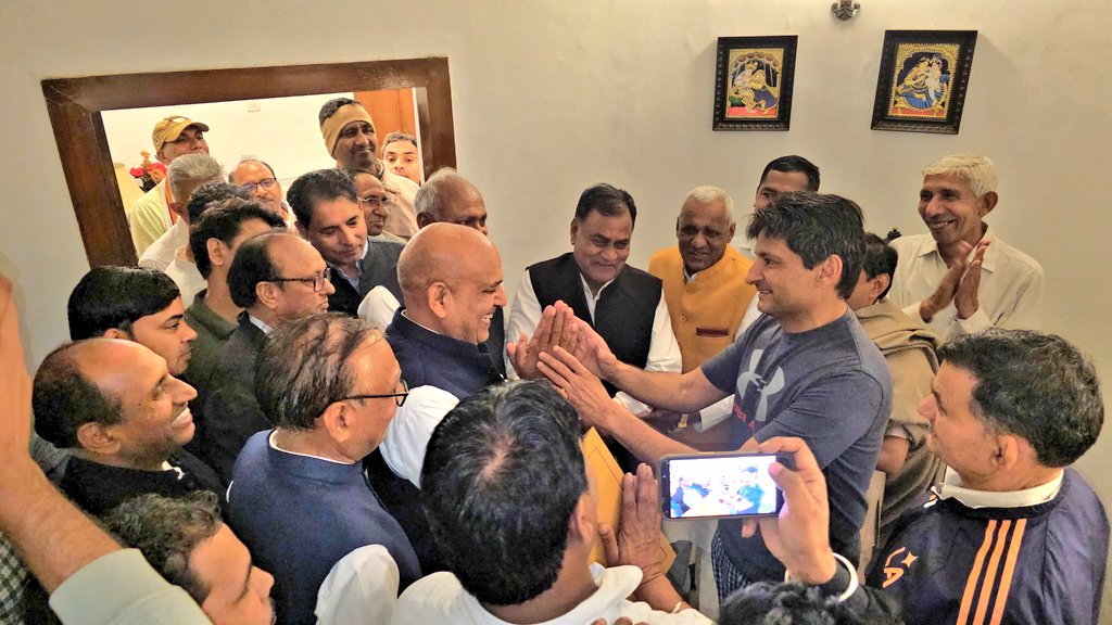 DeependerSHooda's tweet photo. रात 3 बजे चंडीगढ़ निवास पर...

कर्मवीर सिंह बौद्ध जी को हरियाणा से राज्यसभा सांसद निर्वाचित होने पर बहुत-बहुत बधाई।

जय संविधान ! https://t.co/fiaveGRpme