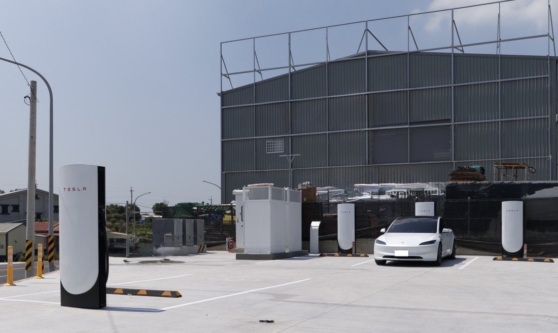 Tesla Charging tweet media