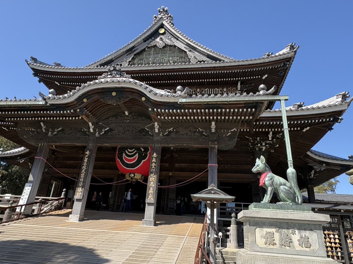 mental_buddy's tweet photo. 今年は初詣に行けなかったので、例年よりかなり遅くなってしまいましたが、去年のだるまの返納と新しいだるまを購入しに豊川稲荷へ行ってきました🦊⛩️ https://t.co/zISaHmEr63