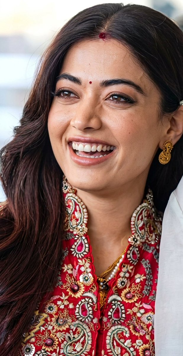 RM_Tamil_FC's tweet photo. Her happiness feels effortless, like sunshine spilling softly on a beautiful morning ☀️💖
@iamRashmika 
#RashmikaMandanna https://t.co/0QNbagRcde