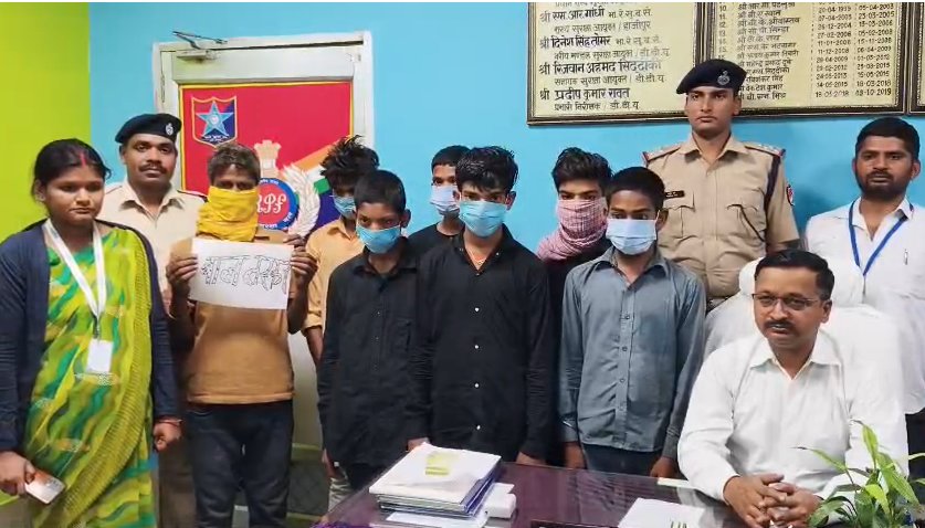 #चंदौली
➡️6 नाबालिग बच्चों को कराया गया मुक्त
➡️एक संदिग्ध व्यक्ति को बच्चों के साथ पकड़ा
➡️आरोपी की पहचान दिनेश मंडल के रूप में हुई
➡️बच्चों को गुजरात के बड़ोदरा ले जाया जा रहा था
➡️गुजरात के बड़ोदरा ले जाकर मजदूरी कराते थे
➡️सभी बच्चों को चाइल्ड हेल्प डेस्क को सौंपा
 <a href="/upgrphq/">GRP UTTAR PRADESH</a>