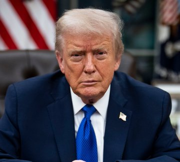 hanjiahnn's tweet photo. NEWS: Trump ám chỉ khả năng tấn công cơ sở hạ tầng dầu mỏ trên đảo Khark của Iran.

Phát biểu tại Nhà Trắng (16/3, giờ Mỹ), Trump nói rằng “đường ống dẫn dầu trên đảo Khark sớm muộn gì cũng sẽ gặp sự cố”, làm dấy lên suy đoán Mỹ có thể nhắm vào hạ tầng dầu mỏ tại trung tâm xuất khẩu dầu lớn nhất của Iran.

Trước đó, Iran cảnh báo nếu đảo Khark hoặc các cơ sở dầu khí bị tấn công, Tehran sẽ đáp trả mạnh và nhắm vào cơ sở hạ tầng năng lượng của các quốc gia tham gia tấn công.

#OilWTI
