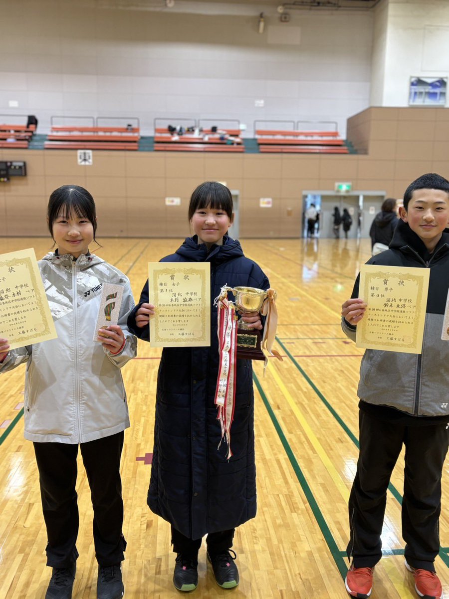 KSTC15's tweet photo. 石巻地区中学校選抜ソフトテニスインドア大会
河北STCの生徒3名が出場し、結果こそ男子が第3位🥉女子が優勝🏆となりましたが、最近練習に身が入っておらず、意識の低下は練習��質の低下に繋がりますので身を引き締めて練習に参加して欲しいです⚠️
#河北stc 
#石巻
#勝ち続けるのには理由がある https://t.co/NfQW0v7NDB