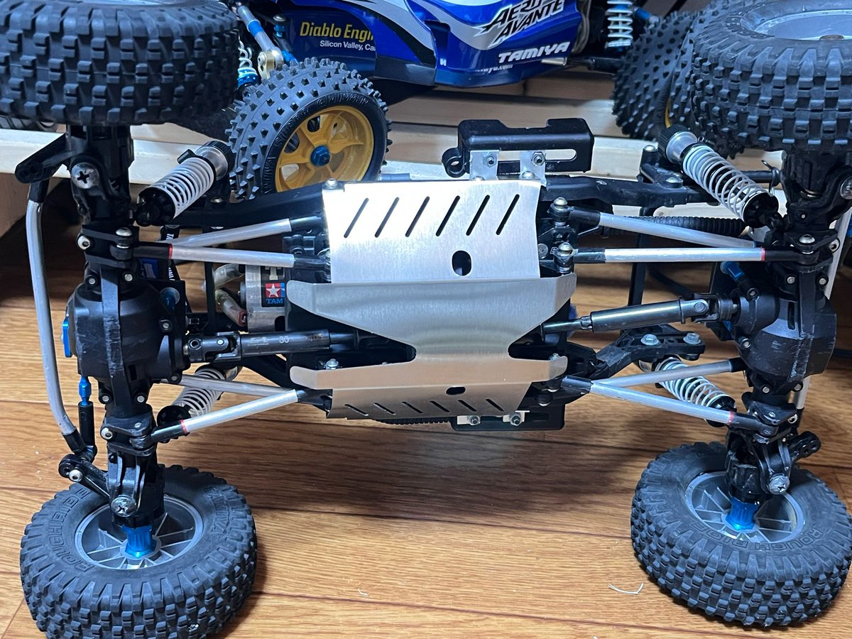 rota_141's tweet image. cc-02、段差でギアボックスが引っかかるのと重心を下げる目的で中華パーツのスキッドプレートつけてみた。
安いけどネジ穴がアバウトなので取り付けに難儀した。まあこんなもんか。

ただ、腹下の地上高が2〜3mmほど下がってしまうんだよね。どこまで走破性に影響出るか。

#CC02 #タミヤRC