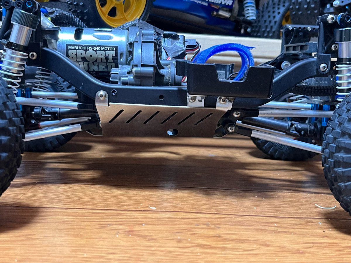 rota_141's tweet image. cc-02、段差でギアボックスが引っかかるのと重心を下げる目的で中華パーツのスキッドプレートつけてみた。
安いけどネジ穴がアバウトなので取り付けに難儀した。まあこんなもんか。

ただ、腹下の地上高が2〜3mmほど下がってしまうんだよね。どこまで走破性に影響出るか。

#CC02 #タミヤRC