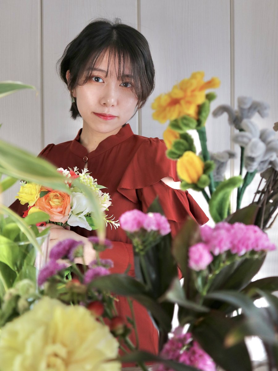 zukyuuuun_93's tweet photo. 3月のファンクラブ会員さん向けカレンダーは我が家のお花総動員でした。
前景には今咲いてる生花とともに、2025年末のイベント『忘年』でご一緒したsuiさん　@__suuisui のモールフラワーも💐 https://t.co/UmddYg1F6L