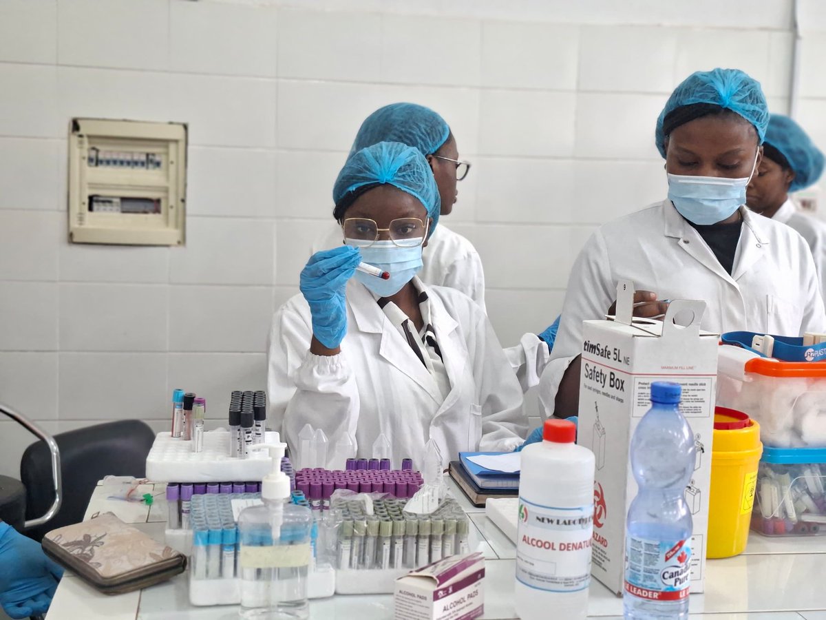 univ_cath_congo's tweet image. 🧪 À l’UCC, les étudiants en médecine passent à la pratique !
Initiation aux examens de laboratoire : prélèvement, manipulation des échantillons et tests comme la VS et la goutte épaisse. Une formation concrète pour préparer les futurs médecins.
#UCC #Médecine #FormationPratique