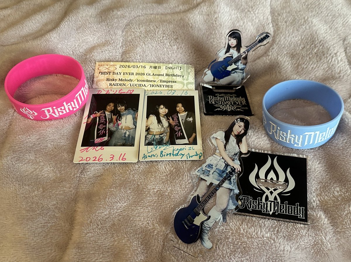ExTea08's tweet photo. リスメロライブは盛り上がって最高でしたー😉✨
ライブの物販は...
リスメロの新しいロゴタオル&amp;Asumiカラー🩵とアリスカラー🩷のリスバンに,チェキはBirthday girlのAsumiちゃん&amp;アリスちゃんと撮りました😄✌️ Asumiちゃんのソロ写真も🩵 https://t.co/dxWZ3MwcuL