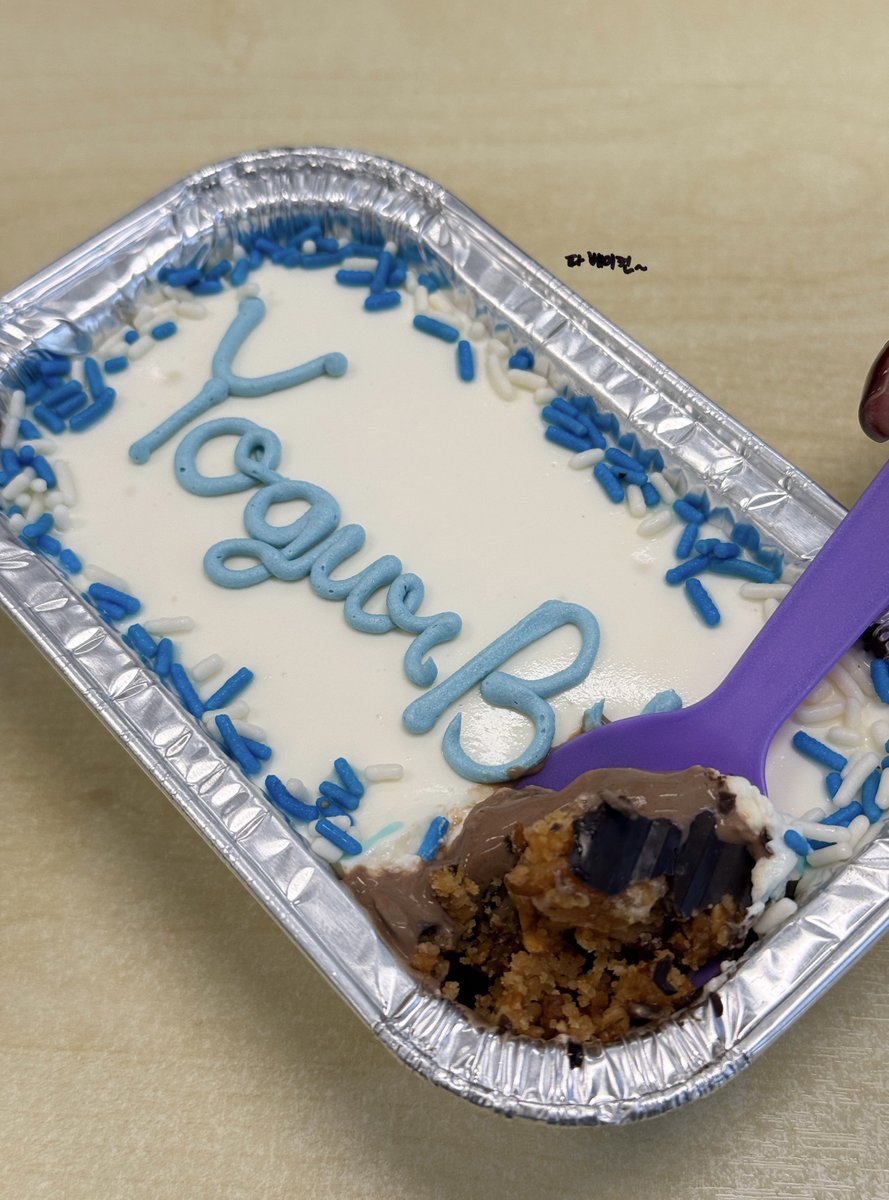 babycakes x YogurBara 💜🩵💛🤍
Flovor : Breakfast Cake with Yogurbara

ปกติไม่ค่อยอินเมนูเค้ก แต่ไม่มีอะไรจะพูดนอกจากคำว่า อร่อยมากกก ตัวเนื้อกรีกโยเกิร์ตกับช็อคโกแลตพุดดิ้งนวลเนียนละมุนหวานน้อย ตัดกับตัวฐานที่เป็นกราโนล่า/ช็อคโกแลต/แครนเบอร์รี่อบแห้งผสมอยู่ กรุบกรอบมาก