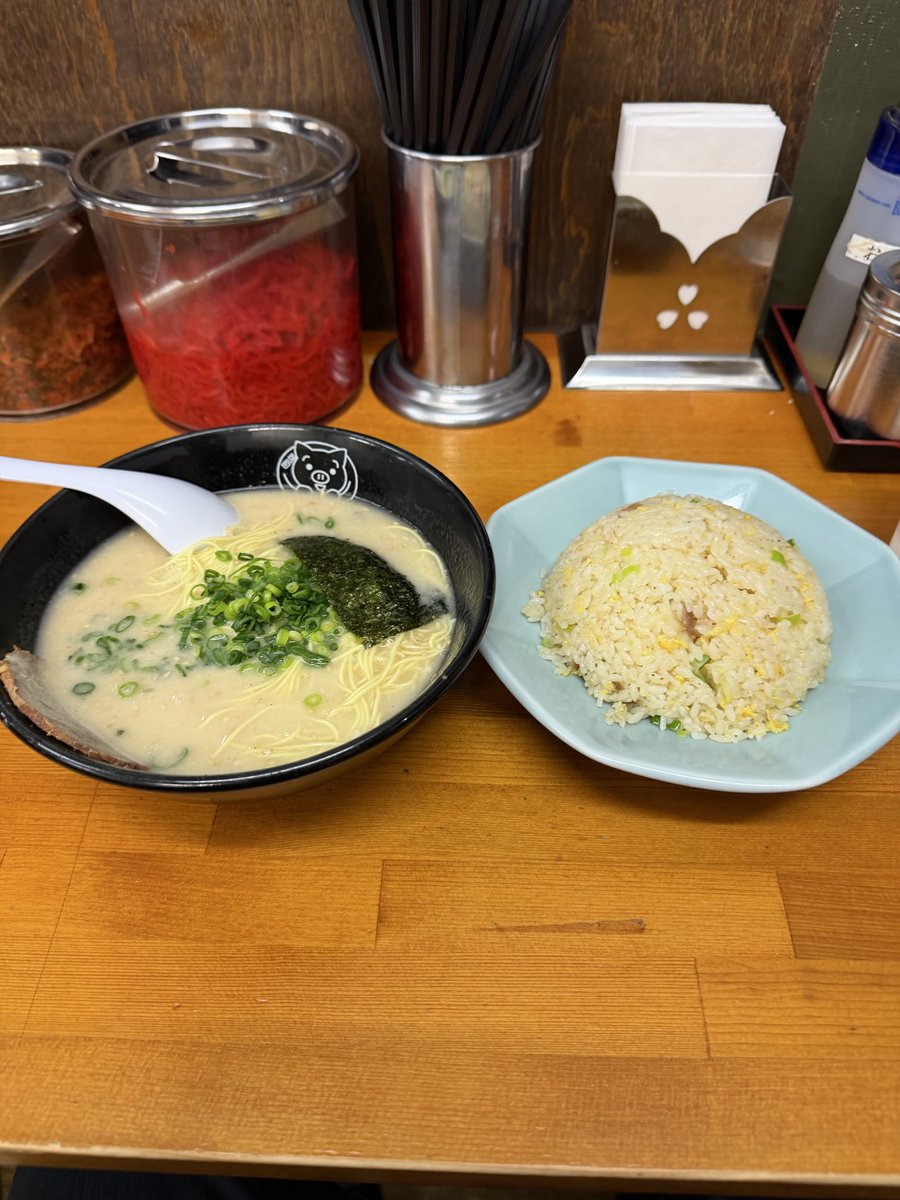 masha123da's tweet photo. 博多ラーメン 長浜や
日暮里店
はかたらーめん ながはまや
85.146

博多ラーメン　700円
チャーハンセット　250円 https://t.co/rfUBNDetXi