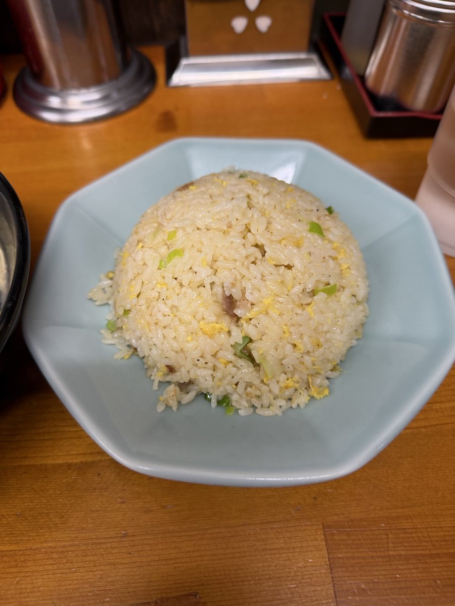masha123da's tweet photo. 博多ラーメン 長浜や
日暮里店
はかたらーめん ながはまや
85.146

博多ラーメン　700円
チャーハンセット　250円 https://t.co/rfUBNDetXi