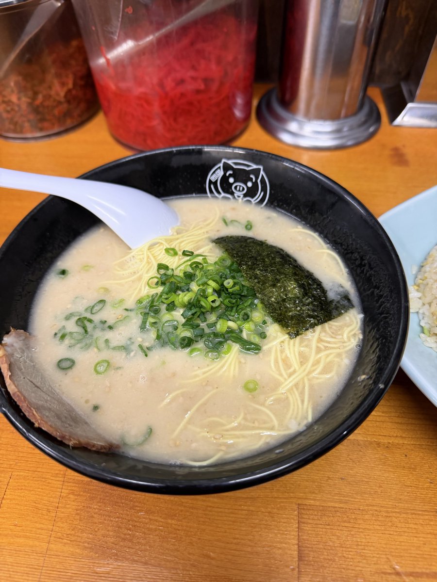 masha123da's tweet photo. 博多ラーメン 長浜や
日暮里店
はかたらーめん ながはまや
85.146

博多ラーメン　700円
チャーハンセット　250円 https://t.co/rfUBNDetXi