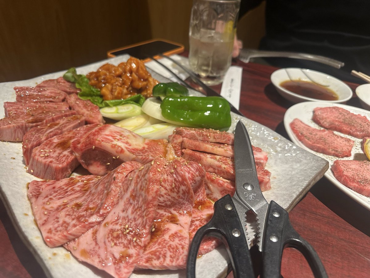 田村潔司さん、坂田亘さん、そして焼肉本とさやの代表三浦さん。

坂田さんは、昔ここでリングス入団前にアルバイトしてたこともあるとか。自分はパンクラス入団前にリングスに上がってたこともあるので、このメンバーとはかなり古い。
リングスとパンクラスは仲悪い時もあったけど、今は懐かしい話