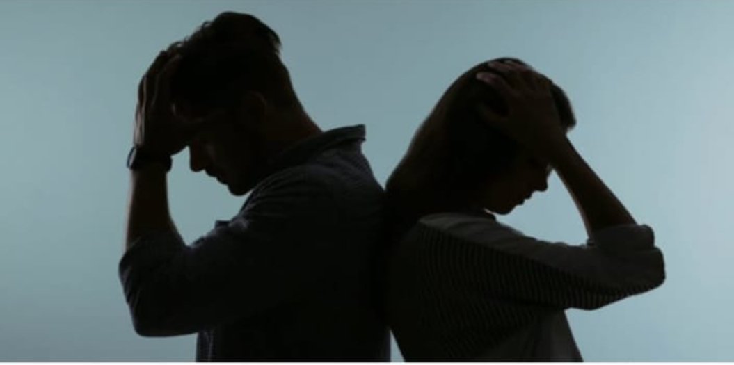 विचित्र वैवाहिक विवाद वायरल हो गया 

थाईलैंड में एक महिला ने कथित तौर पर अपने धोखेबाज पति को तलाक देने के बजाय,
 
उसकी प्रेमिका को 30,000 बांट (85,000) प्रति माह के बदले "किराए पर" देने का प्रस्ताव रखा है।

पुलिस अधिकारी पति का लंबे समय से प्रेम संबंध था और रिपोर्ट के अनुसार वह