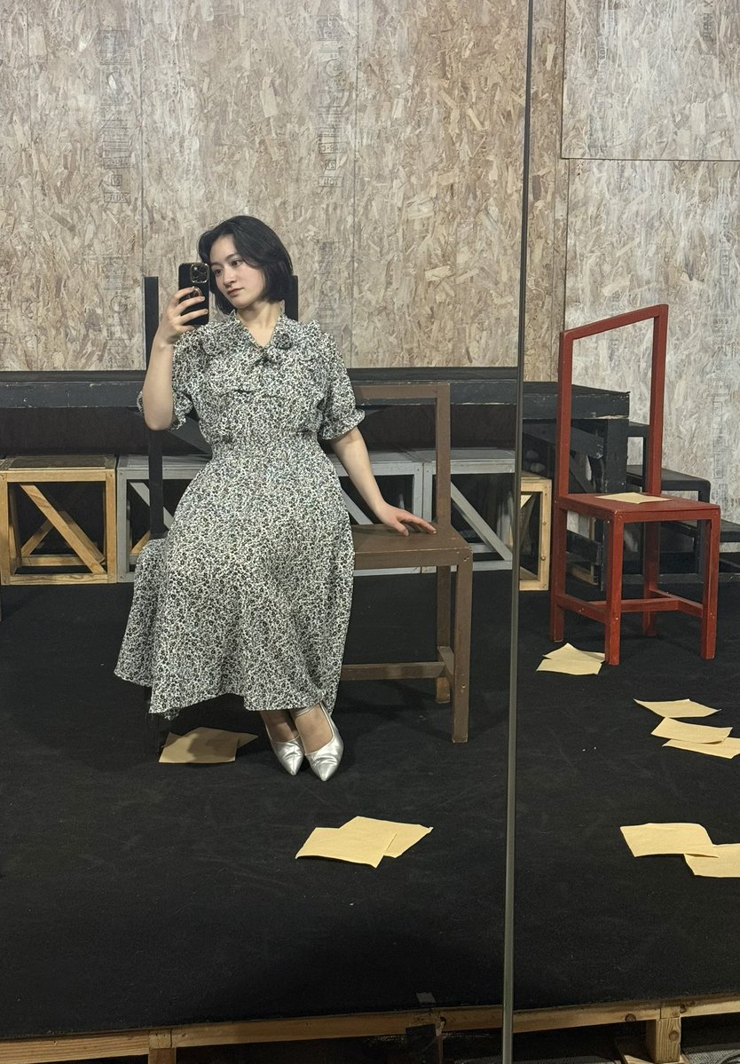 いっぱい椅子がありますねぇ
なんか紙もいっぱい落ちてますねぇ
あ、衣装はもっと華やかです…

『密着』（江戸川乱歩「人間椅子」）

一人二役です
狂ってます

一人芝居ってこんなにも楽しいものなのかと

21日と22日です！ぜひ
quartet-online.net/ticket/shihant…