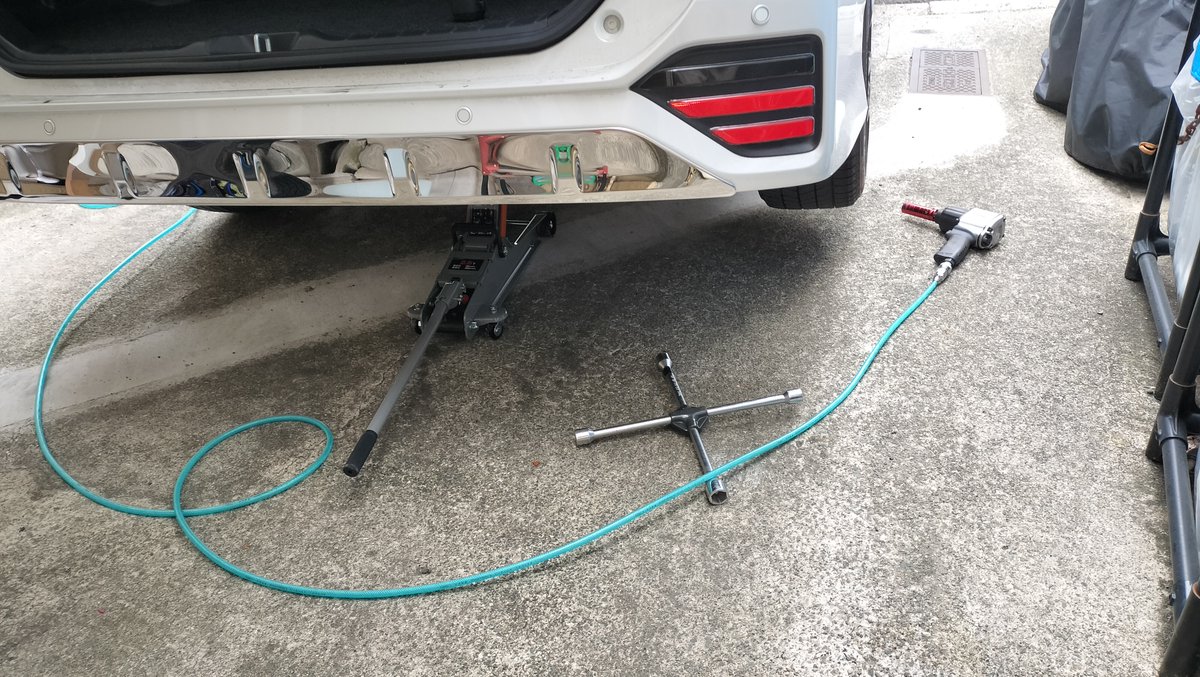 maco2000GT's tweet photo. タイヤ交換した。油圧ジャッキ買ったので作業が楽になった。エアコンプレッサーも役に立つ。もちろん最後はトルクレンチでしっかり締めて終了。　#新型ノア　#ZWR90W　#タイヤ交換　#春　#スタッドレスタイヤ https://t.co/PipFVC0Imy