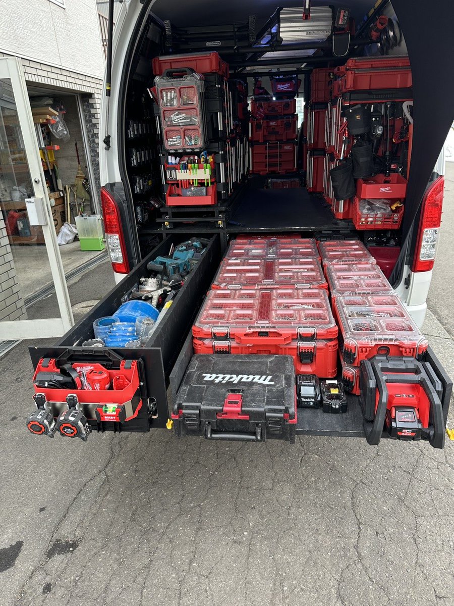 fg_sapporo's tweet photo. 札幌店は路面店ではないので、普段お客様の愛車を確認することが難しいですが、写真を見せていただくと、『やっぱりね！』という、カッコいいお車の方が多いです😊
みてください、このやる気満々な感じ笑
仕事デキル感ハンパないですね‼️

自慢の写真、是非お待ちしています🙌 https://t.co/gjZBatQCrv