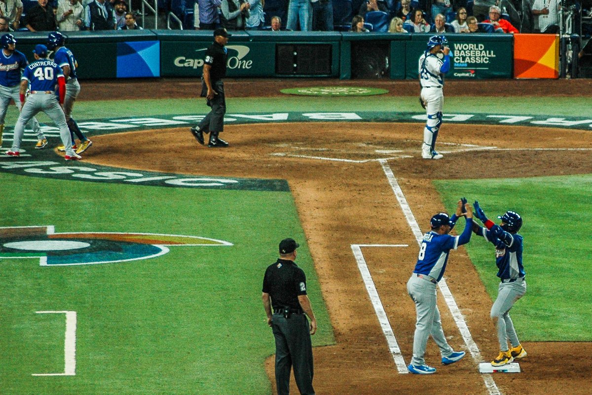 ExtraInningsUK's tweet photo. One of the key moments of the game is Ronald Acuña's single to score Andrés Giménez, queueing an iconic celebration by @TeamBeisbolVe. After time is called, Acuña is dragged off the field by his teammates. @FEVEBEISBOL
🇻🇪 2 - 🇮🇹 2 #WorldBaseballClassic https://t.co/3tIYJC6OXB