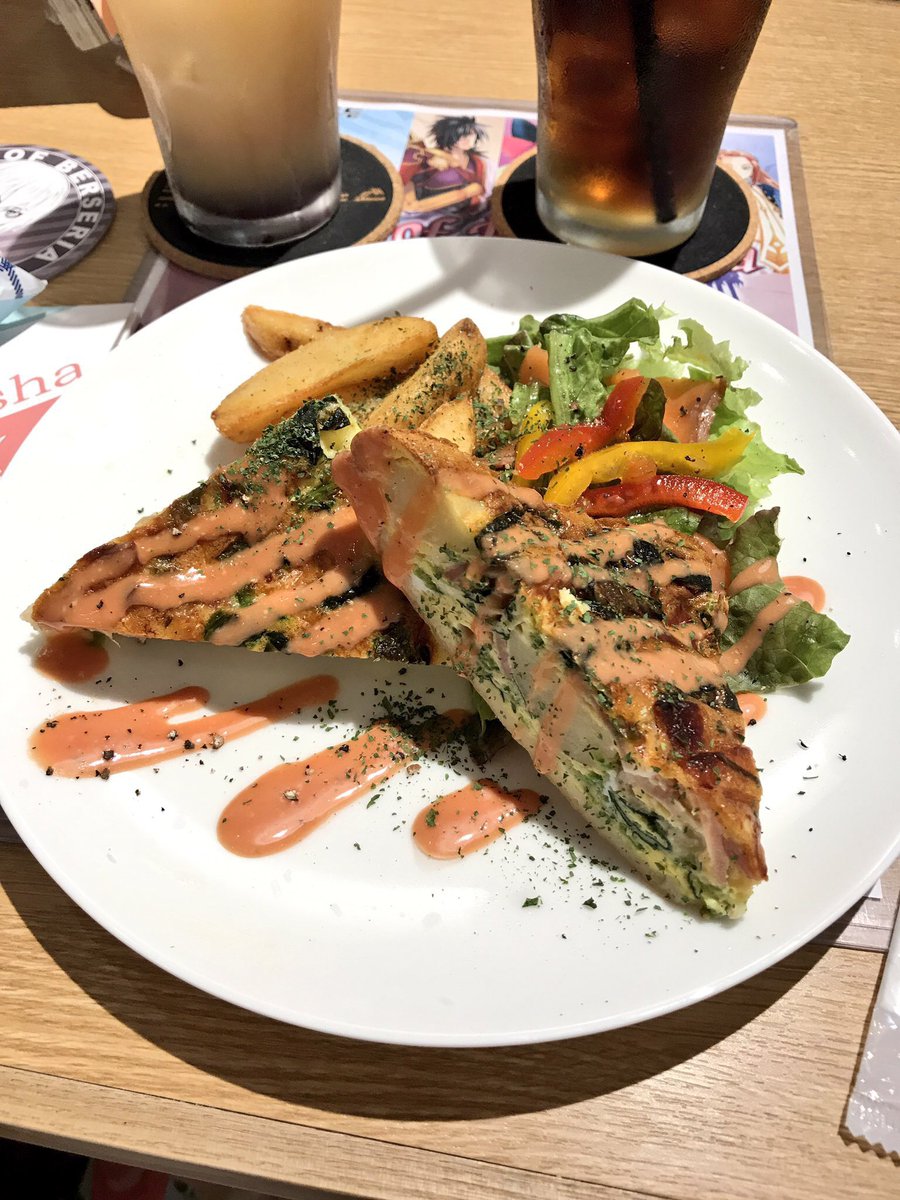 asrlkd's tweet photo. @tales_ch コラボカフェで夜桜あんみつやキッシュ等ゲームで出てくる食べ物が食べられてとても嬉しかった思い出があります！
推し(ロクロウとアイゼン)のコースターも自引き出来たのがお宝です！ https://t.co/pahHhaW3QV