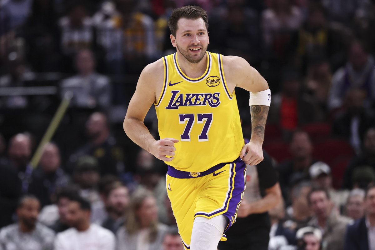 Underdog's tweet photo. Luka Doncic in the last 6 games 

37.8 PPG
9.1 RPG 
7.6 APG 
2.1 SPG

MVP 👀 https://t.co/cxYuHiFCjs