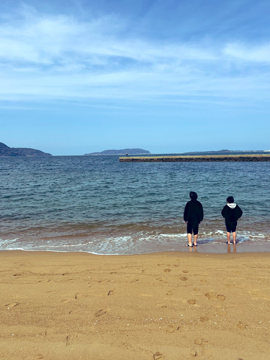 今日は卒業式なので学校がお休み🏫

子ども達とランチして海にきた🥰
まだまだはしゃぐ子ども達をみて、1人でジーンとしながらもおやつがやめられないワタシ🍭🍩
ブラックサンダーはとてもおいしい😋
