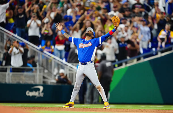 GEBDeportes's tweet image. ⚾ #WBC #WorldBaseballClassic #DatoGEB 

¡Dominio absoluto!

Italia siempre le ha ganado a Italia en WBC con marca de 6 vcitorias.

Semifinal - Pizarra Final

C   H   E
4   8   0 - VENEZUELA (5-1)
2   5   0 - ITALIA (5-1)

W: Zerpa (1-0) L: Lorenzen (1-1) S: Palencia (2)