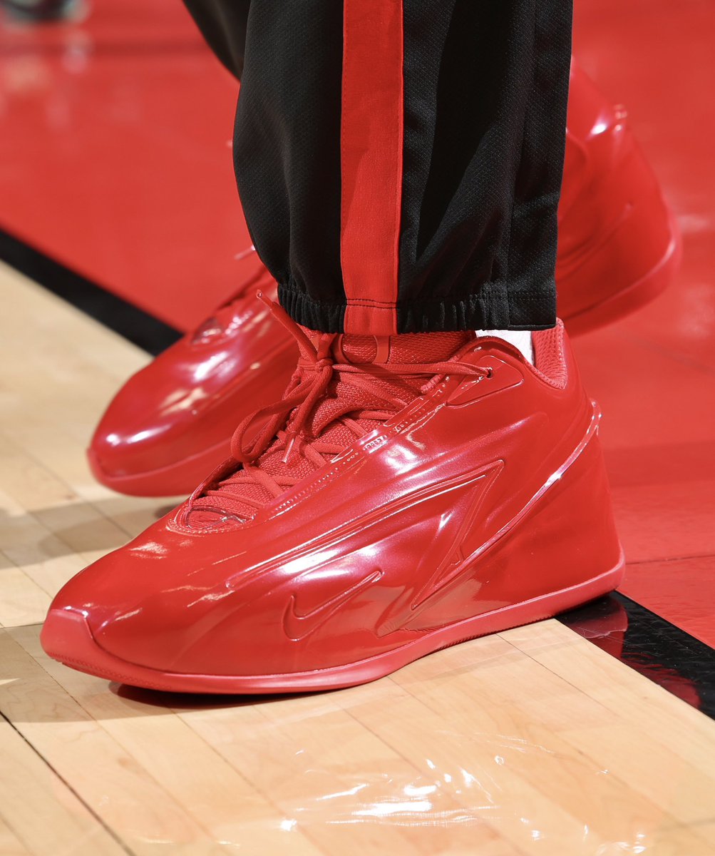 Novelship's tweet photo. Kevin Durant debuts the Nike KD 19 in-game tonight. 🔥🔴

#nike #sneakers #fyp #sneakerheads #SneakerWatch #fyp #shoes #sneaker #sneakerhead #sneakernews #basketball #basketball🏀 #sport #fyp #fypシ #nike #aj #boy #kicks #kickstagram https://t.co/0BudGdwl4v