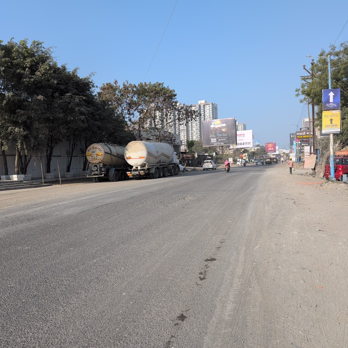 90s_kid_in's tweet photo. 📍Mahalunge Hitech Township
@PMCPune @CMOMaharashtra 

❌ No footpath 
❌ Dust and Cement everywhere 
❌ Construction vehicles parked on road
❌ Rushing traffic
❌ Almost no trees 
❌ Piles of garbage everywhere
❌ Garbage burnonh
❌ Broken roads https://t.co/QIDCEhXpeZ