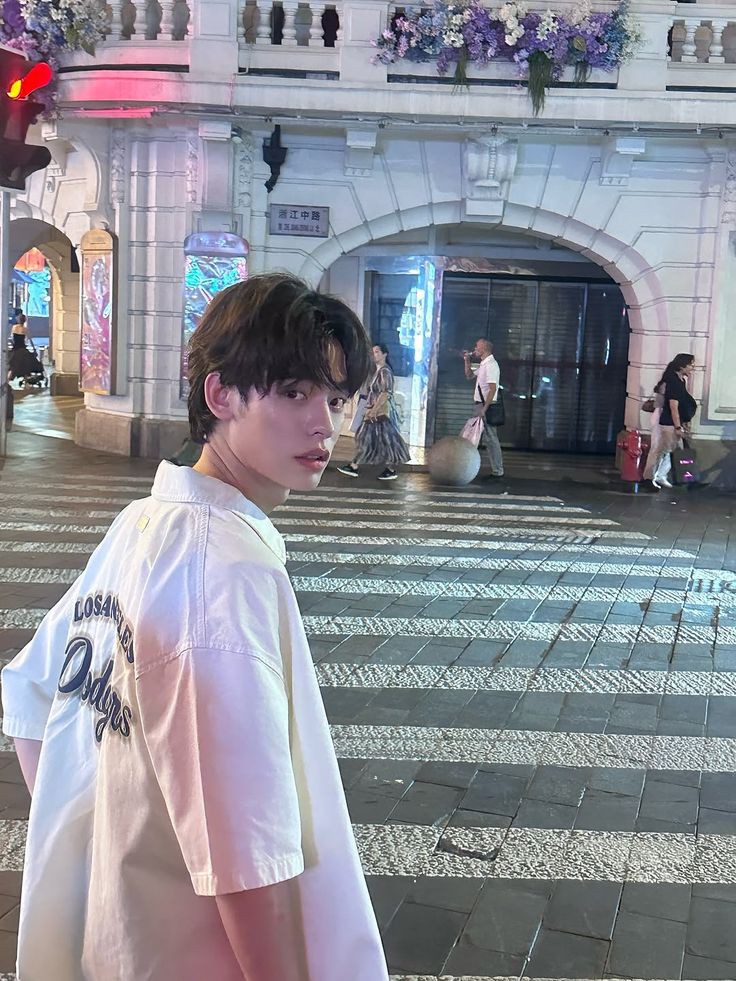 queerqin's tweet image. #duangqin au

where duang tries to thirst trap his way into his crush qin’s life