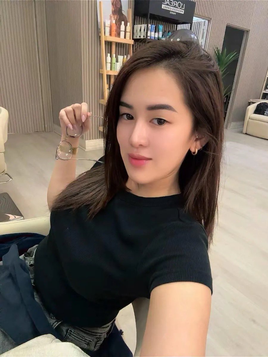 Author Kaliane Bradley tweet media