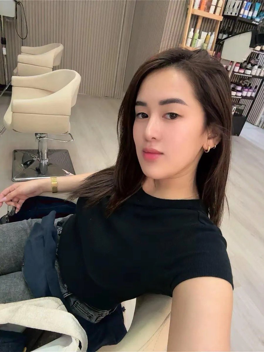 Author Kaliane Bradley tweet media