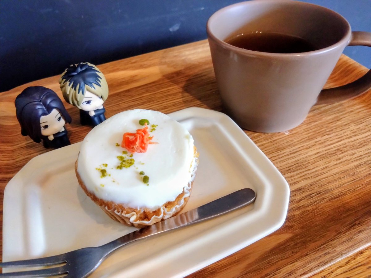 G4JJ's tweet photo. 蒲田の
Little Mitten BAKE SHOP
赤いミトンが可愛い外観
小さなテーブルとベンチ席
2つのテラス席
次々に訪れるお客さん
常に満席
とぴきり美味しいキャロットケーキをいただきました
熱々ソーセージパイも最高
こんなケーキ屋さんご近所に欲しい

#木漏れ日のお茶会
#茶好連
#GLAYZepp https://t.co/YB96v6h1U3