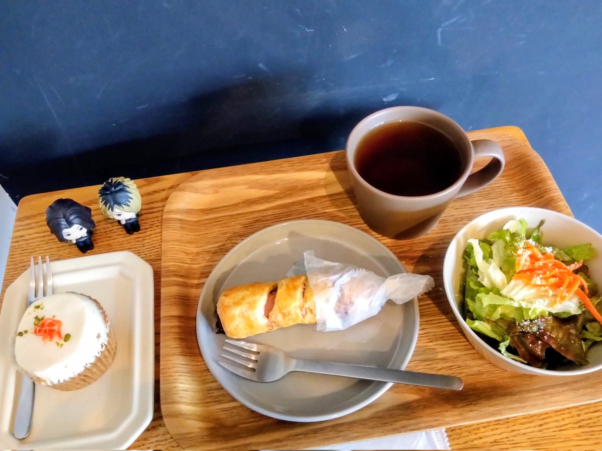 G4JJ's tweet photo. 蒲田の
Little Mitten BAKE SHOP
赤いミトンが可愛い外観
小さなテーブルとベンチ席
2つのテラス席
次々に訪れるお客さん
常に満席
とぴきり美味しいキャロットケーキをいただきました
熱々ソーセージパイも最高
こんなケーキ屋さんご近所に欲しい

#木漏れ日のお茶会
#茶好連
#GLAYZepp https://t.co/YB96v6h1U3